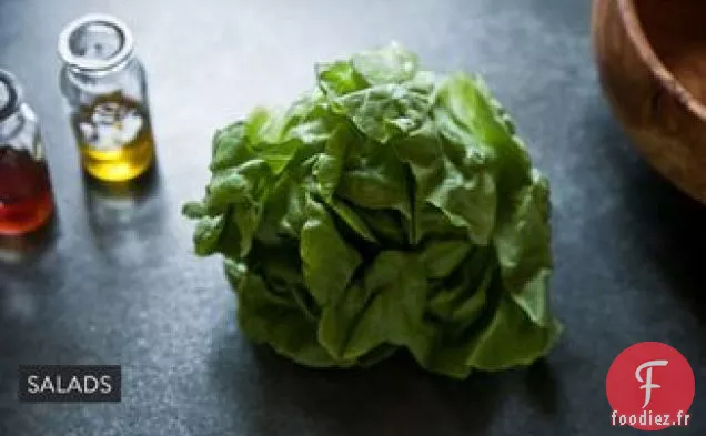 Laitue Romaine garnie de Purée d'Anchois, d'Œufs Durs Émiettés et de Bouchées de Pain de Grains Entiers Grillés