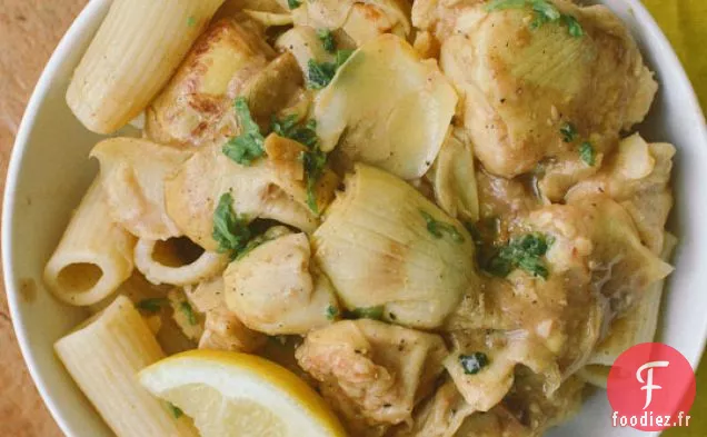 Poulet Et Artichauts À La Sauce Au Vin