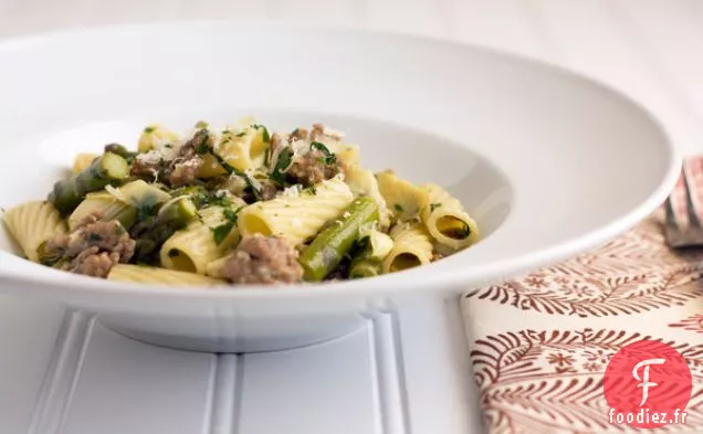 Rigatoni À La Saucisse, Artichauts Et Asperges