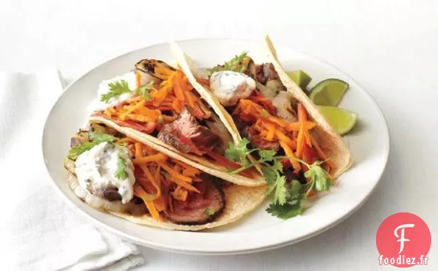 Tacos Carne Asada À La Salade De Carottes Et De Poivrons
