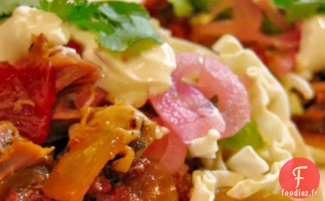 Tacos de Porc Cuits Lentement avec Tomates Rôties au Feu et Oignons Marinés