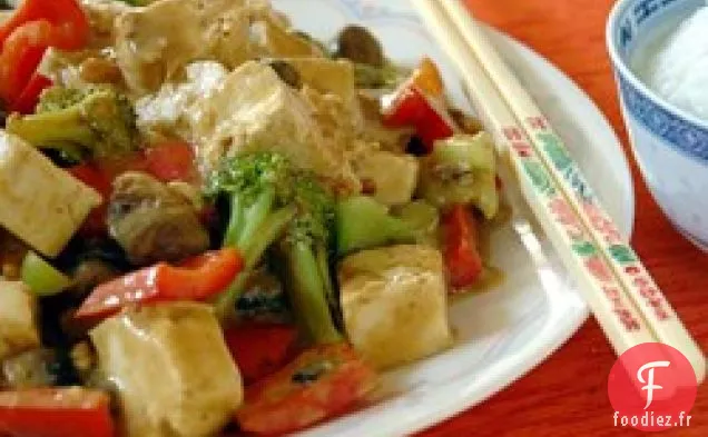 Tofu et Légumes en Sauce aux Arachides