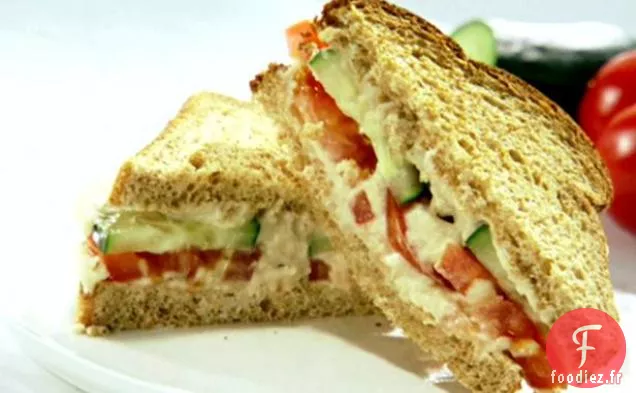 Sandwich au Concombre et à la Tomate avec Houmous aux Haricots Blancs à l'Ail