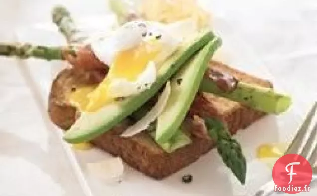 Sandwich au Jambon aux Asperges et aux Œufs de Printemps