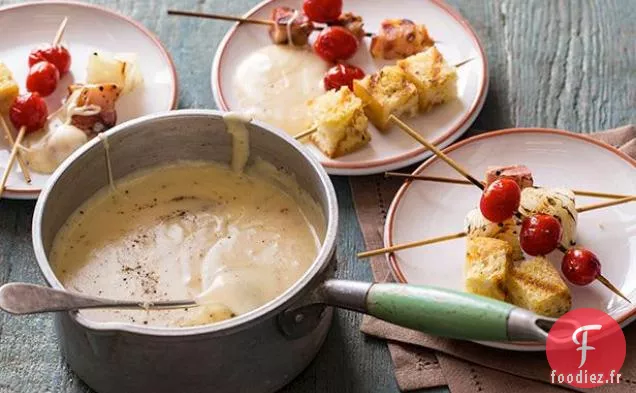 Fondue au Cheddar Vieilli avec Tomates Grillées, Bacon et Oignons
