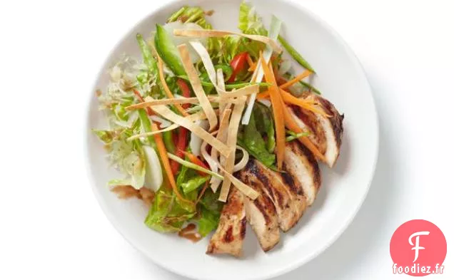 Salade De Poulet Grillé À L'Asiatique Avec Vinaigrette Aux Cerises Et Aux Arachides