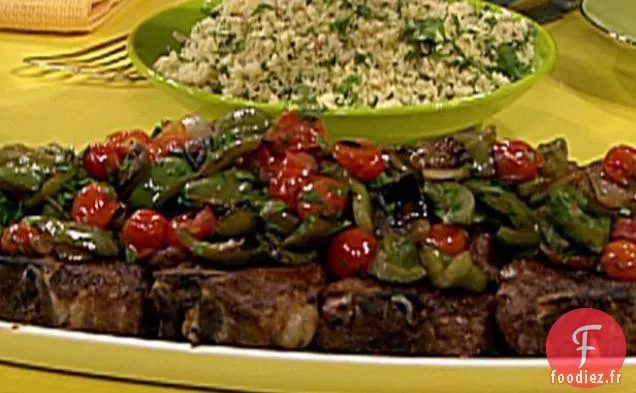 Côtelettes d'Agneau Épicées sur Poivrons Sautés et Oignons avec Couscous à l'Ail et à la Menthe