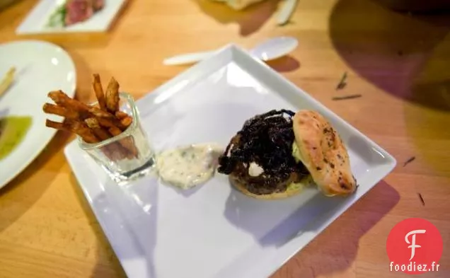 Hamburgers d'Agneau aux Oignons Rouges Caramélisés, Mayoli et Feta