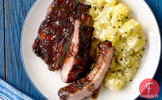 Côtes Levées au Thé Sucré avec Salade de Pommes de Terre Citronnées