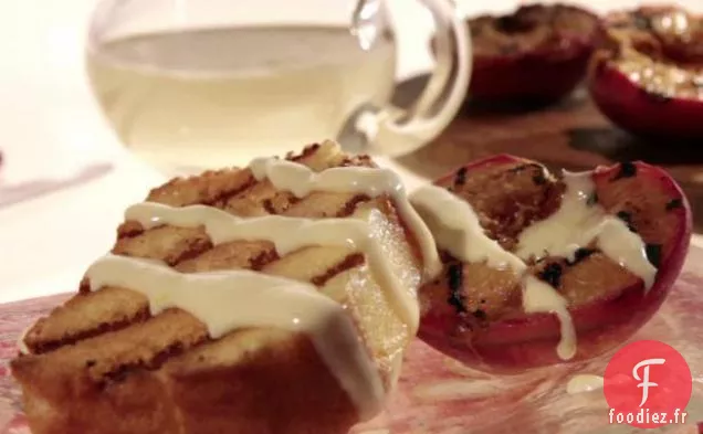 Pound Cake Grillé avec Glaçage au Fromage à la Crème et Pêches grillées