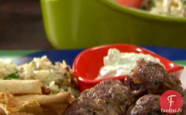 Boulettes de Viande grecques avec Tzatziki et Orzo avec Feta et Noix