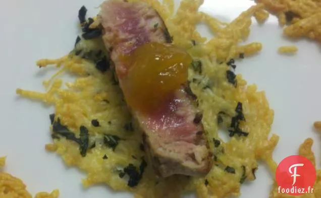 Thon Épicé Poêlé sur Chips de Parmesan au Basilic Et Confiture d'Abricot