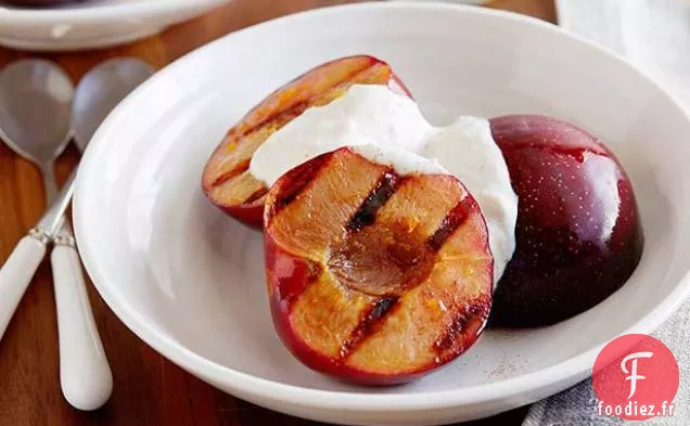 Prunes Grillées avec Sauce au Yogourt aux Noix Épicées