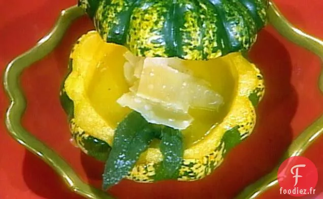 Soupe de Courge de Carnaval, à la Sauge frite et au Parmesan Rasé