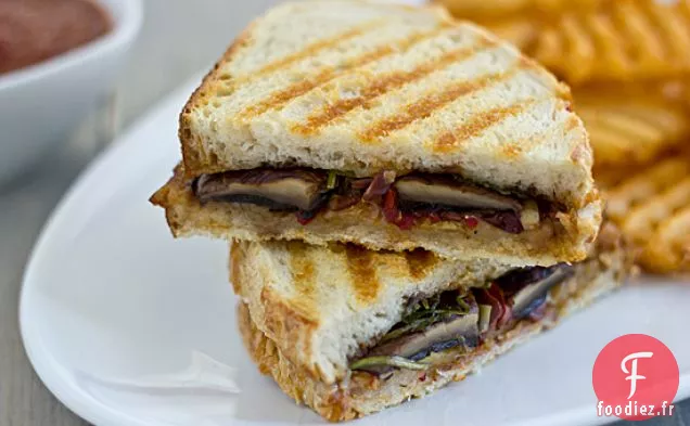 Panini De Portabella Grillé Avec Tapenade D'Artichauts