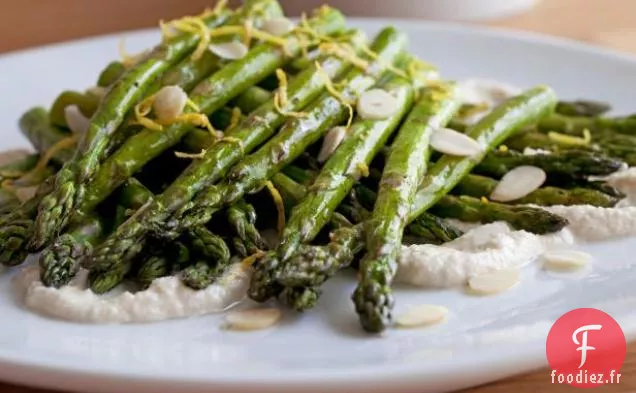 Asperges Rôties Saines avec Vinaigrette Crémeuse aux Amandes