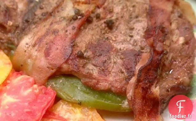 Steaks de Poivrons Verts Grillés au Chili, Enveloppés de Bacon