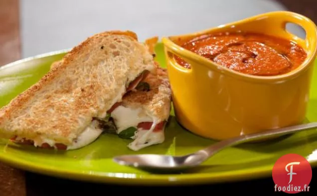 Soupe de Poivrons Rouges Rôtis et Tomates avec Panini Fumé au Caprese