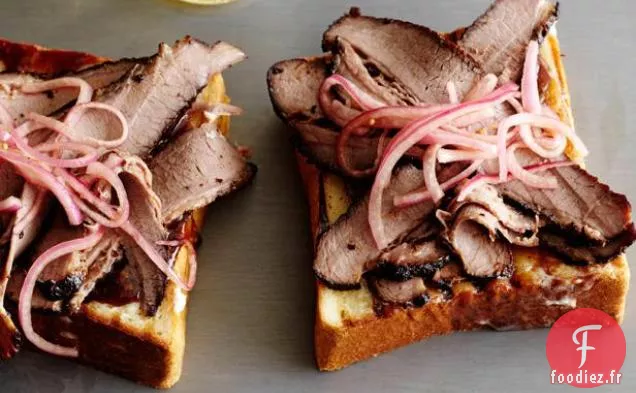 Poitrine Fumée, Frottée d'épices, à la Texane sur du Pain grillé au Texas