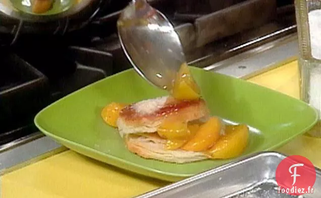 Pêches à la Cannelle avec Biscuits au Sucre et Crème Fouettée