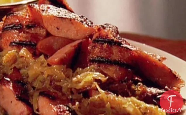 Kielbasa grillé avec Choucroute et Oignons