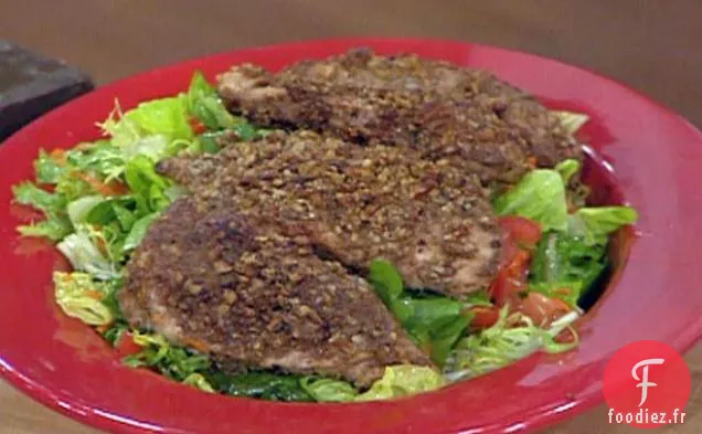 Poulet en Croûte de Noix de Pécan sur les Verts des Champs avec Vinaigrette aux Agrumes au Caramel