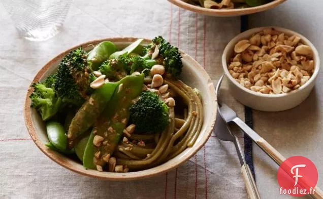 Nouilles Aromatiques À La Sauce Aux Arachides Et Au Citron Vert