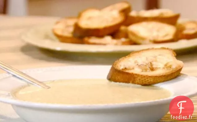 Soupe à la Crème de Brocoli avec Crostini à l'Ail Rôti
