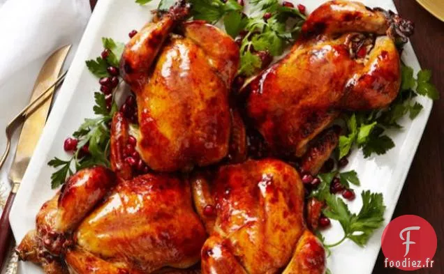 Poules De Cornouailles Glacées Avec Farce Au Riz À La Grenade