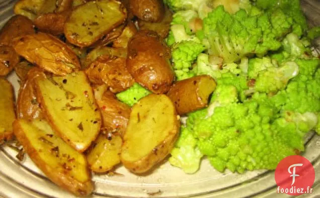 Brocoli Romanesco Cuit À La Vapeur Avec Pommes De Terre Rôties