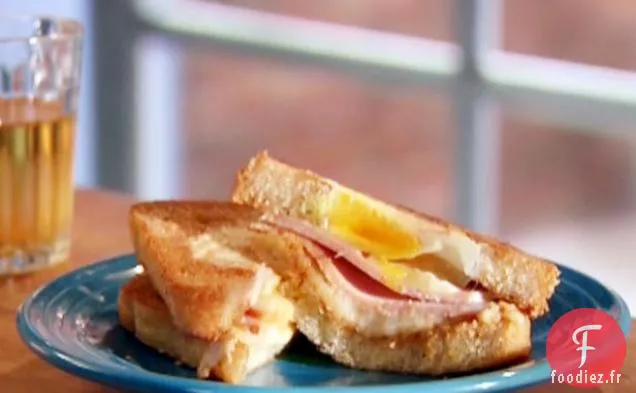 Oeuf dans un Trou Fromage grillé