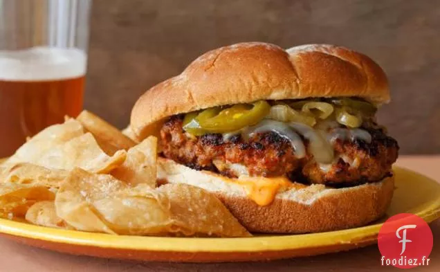 Hamburgers Latins avec Oignon Caramélisé et Relish Jalapeno et Mayonnaise au Poivron Rouge