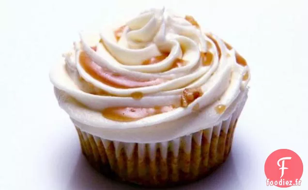 Cupcakes Végétaliens au Curry de Carottes de Bruxelles avec Glaçage au Fromage à la Crème et Réduction au Curry à l'Érable