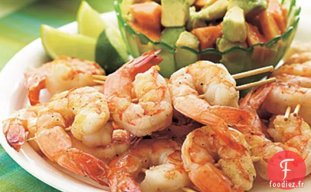 Brochettes de Crevettes Grillées Épicées avec Salade d'Avocat et de Papaye