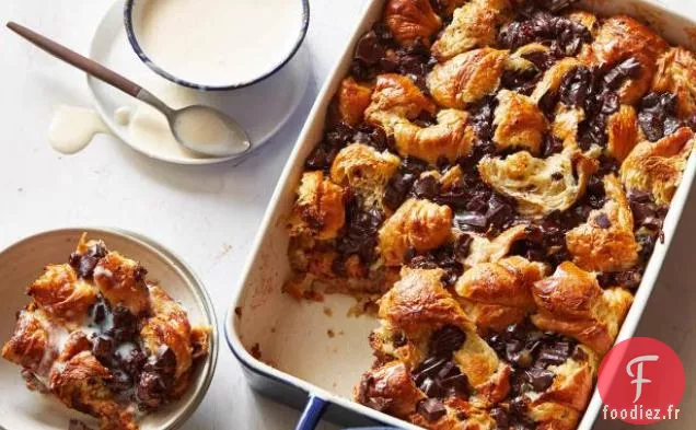Pouding au Pain au Croissant au Chocolat et Sauce à la Crème Glacée au Bourbon