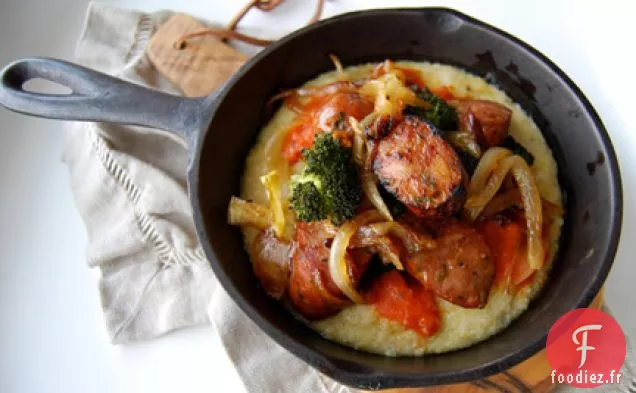 Saucisse De Poulet Avec Oignon Caramélisé, Brocoli Et Grains De Fromage