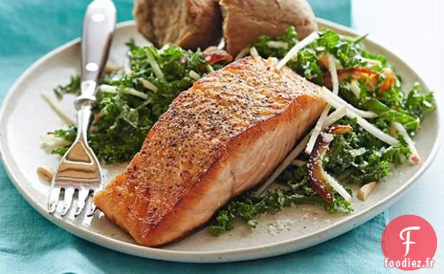 Saumon Poêlé avec Salade de Chou Frisé et de Pommes