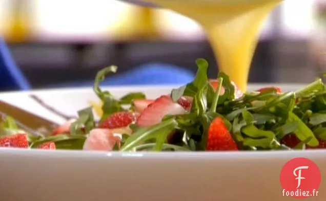 Salade de Roquette aux Fraises et Vinaigrette Douce au Citron Vert