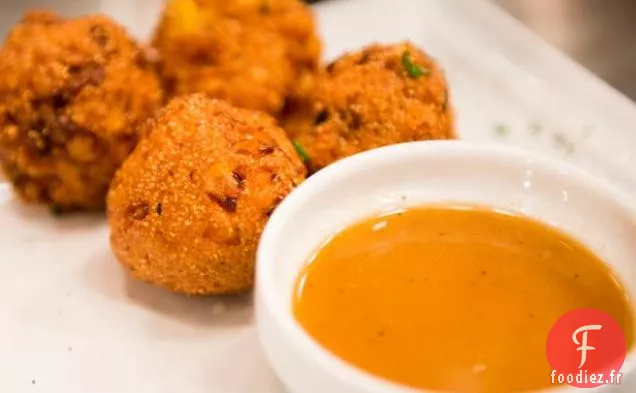 Salsifis Grillés, Maïs et Bacon Hush Puppy avec Sauce au Beurre au Miel de Salsifis
