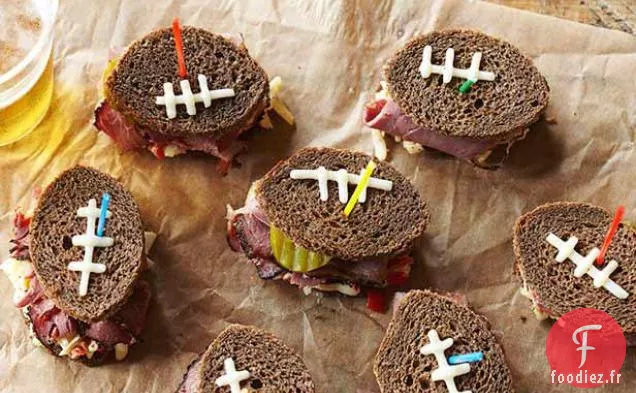 Sandwichs au Doigt de Football Pastrami