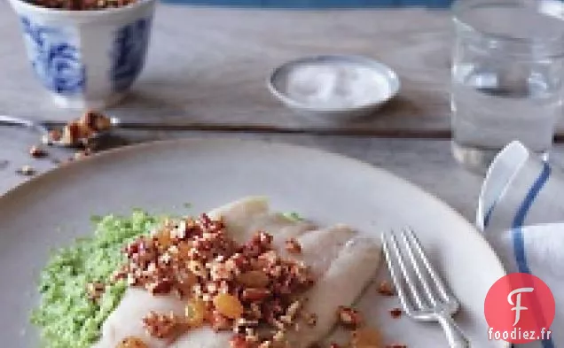 Barramundi Avec Salsa Noix De Pécan Et raisins Secs Sur Brocoli