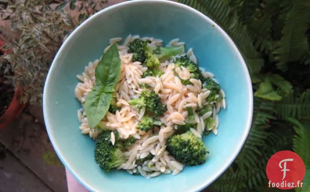 Salade De Brocoli Et D'Orzo Avec Vinaigrette Au Basilic