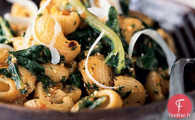 Coquilles de Pâtes de Blé Entier avec Pesto de Tomates Épicé et Légumes Verts d'Hiver