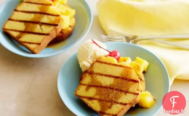 Ananas Grillé avec un Gâteau et une Sauce au Rhum et au Caramel