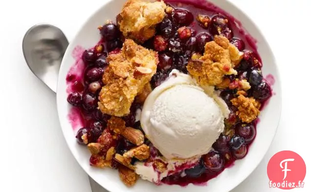 Crumble Aux Myrtilles Avec Garniture À La Semoule De Maïs Et Aux Amandes