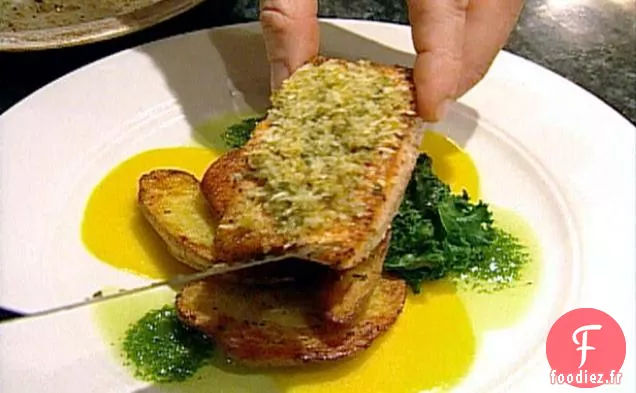 Saumon Quinnat en croûte de Raifort avec Légumes Verts Braisés et Pommes de Terre Nouvelles Rôties
