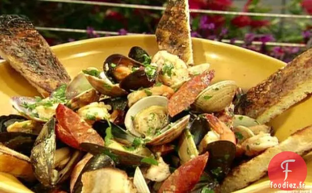 Saucisse Andouille Grillée aux Crevettes, Palourdes, Moules et Ail avec Pain de Campagne Grillé au Beurre d'Anchois