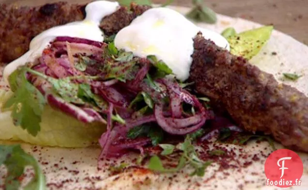 Brochettes de Kofta d'Agneau Grillées aux Pistaches et Enveloppement de Salade Épicée