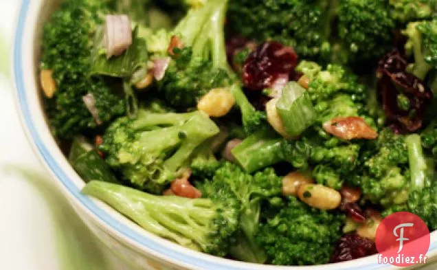 Salade De Brocoli Zippée Au Bacon, Noix De Pin Et Canneberges