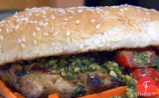 Hamburgers au Poulet au Basilic et à la Noix de coco avec Pesto d'Arachides Thaïlandaises